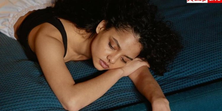 What Happens When You Sleep Less Than 6 Hours Know the Solutions in Time Sleep Deprivation: 6 घंटे से कम सोते हैं तो आपके शरीर पर क्या पड़ता है असर? परेशानी बढ़ने से पहले जान लें समाधान