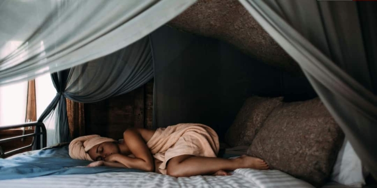 Sleep Disrupting Foods: बिस्तर पर जाने से पहले कभी नहीं खानी-पीनी चाहिए ये चीजें, नाम जानकर उड़ जाएंगे होश