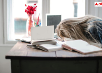 tiredness reasons why you are tired all time even after a sound sleep deficiency of nutrients in body dehydration depression क्या आप भी हर समय थका हुआ महसूस करते हैं? बॉडी टायर्डनेस के पीछे हो सकते हैं ये कारण