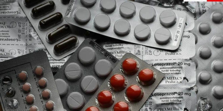 बिना सोचे-समझे मेडिकल स्टोर से ले आते हैं बुखार और दर्द की दवा, जानें यह कितना बड़ा खतरा?