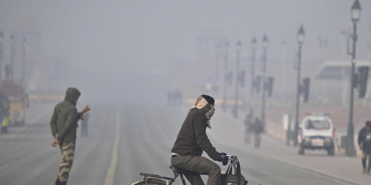 Delhi wakes up to biting cold and 'very poor' air quality, overall AQI at 357