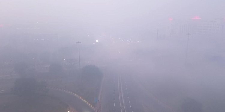 Dense smog engulfs Delhi; AQI slips to 'severe' category at 418