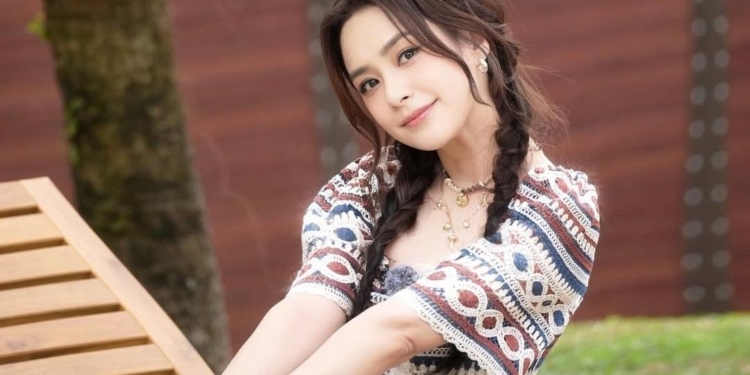 Hong Kong star Gillian Chung playfully corrects young fan over 'aunty' label