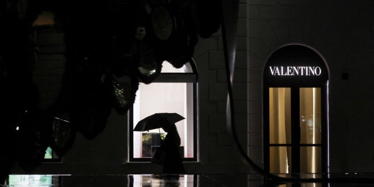 Rome honours fashion 'emperor' Valentino with two-day public viewing