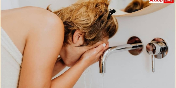 गर्म या ठंडा पानी, जानें सर्दियों में कैसे पानी से धोना चाहिए चेहरा?