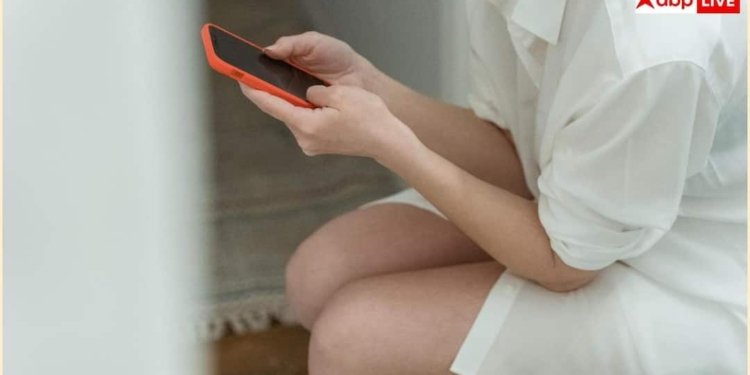 क्या आप भी टॉयलेट में यूज करते हैं फोन? तुरंत बदल लें आदत वरना शरीर बन जाएगा बीमारियों का घर