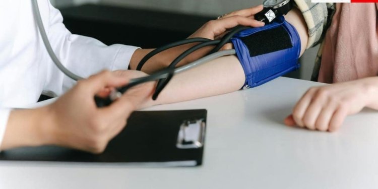 क्या बार-बार ब्लड प्रेशर चेक करने से जल्दी बीमार पड़ते हैं आप, जान लें क्या कहते हैं डॉक्टर?