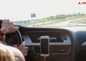 ड्राइविंग के दौरान तेज संगीत सुनना कितना खतरनाक, जानें क्या कहते हैं एक्सपर्ट्स?