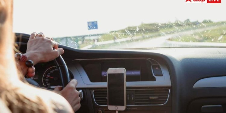 ड्राइविंग के दौरान तेज संगीत सुनना कितना खतरनाक, जानें क्या कहते हैं एक्सपर्ट्स?