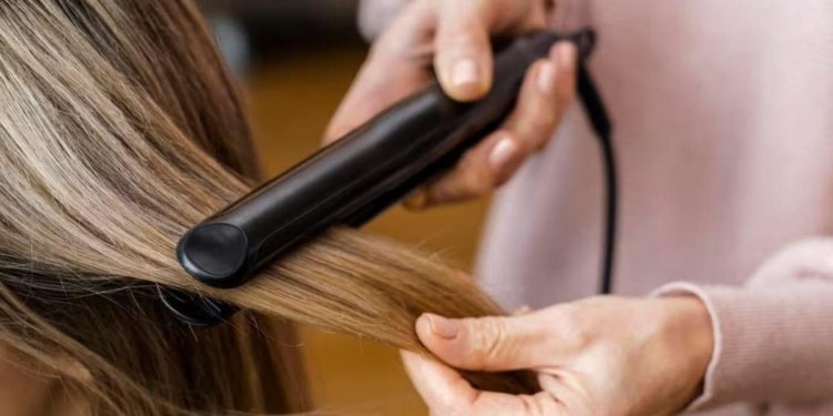 सावधान! हेयर स्ट्रेटनिंग कराने गई थी 17 साल की लड़की, फेल हो गई किडनी, सामने आई वजह