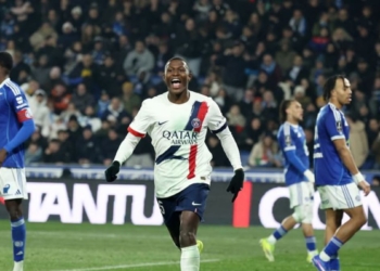 PSG score late winner as they go back to top of Ligue 1