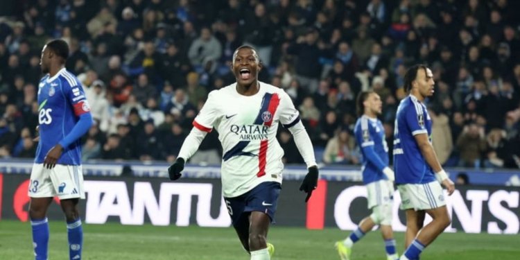 PSG score late winner as they go back to top of Ligue 1
