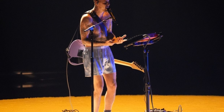 Justin Bieber performs in boxers in stripped-down Grammys set