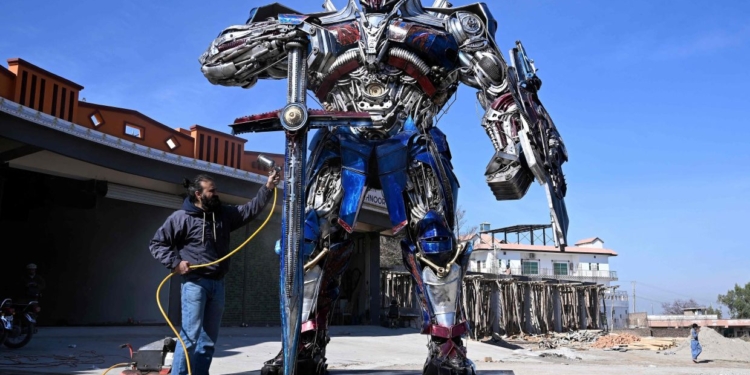 Pakistani sculptor transforms scrap into colossal metal artworks