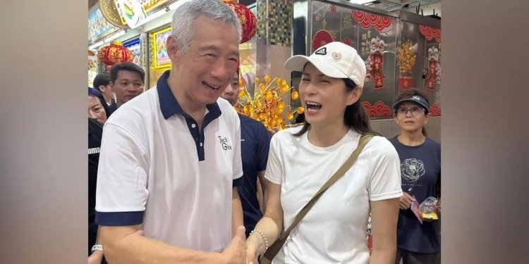 Pan Lingling received ang pow from Singapore politician during his CNY walkabout