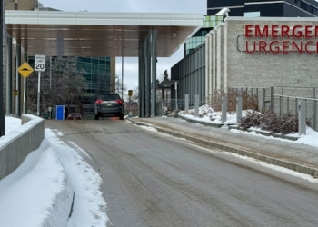 A building with a sign that says 'EMERGENCY URGENCE'