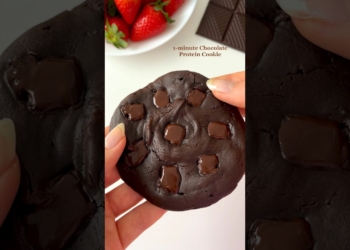 1-minute Chocolate Protein Cookie😍 #quickdessert #easydessert #highprotein