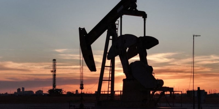 US crude oil futures rise over $1 in early Asia trade