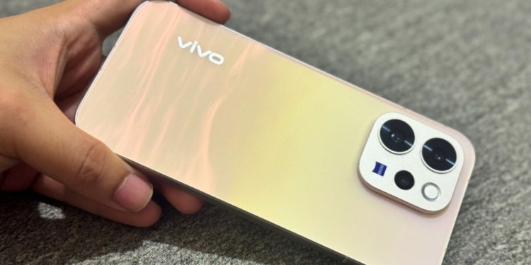 Hands on: vivo V70 is a compelling camera-forward phone with fresh look, big battery