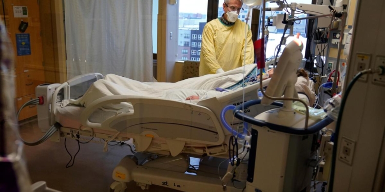 More than 150,000 uncounted COVID-19 deaths occurred early in the pandemic, a study finds