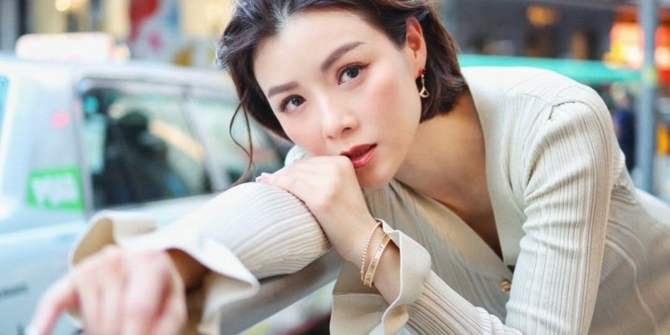 Moses Chan's wife Aimee Chan debuts new hairstyle, wows in figure-hugging dress