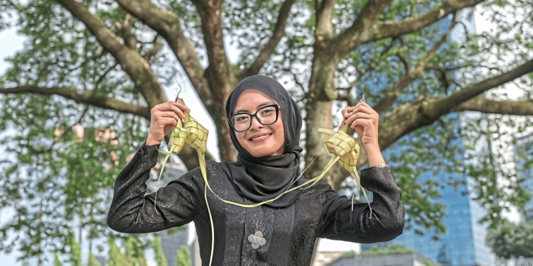 Revitalising the traditional art of ketupat weaving