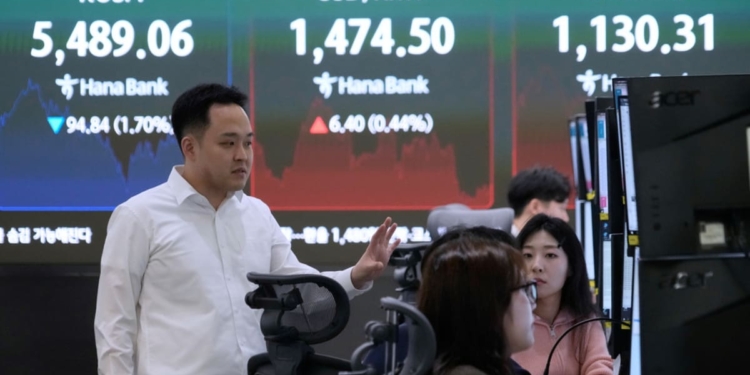 Most Asian equities drop as Mideast crisis rages, though oil dips