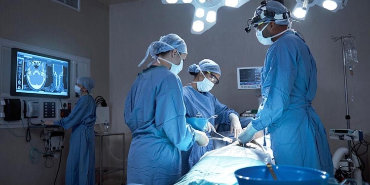 Trauma patients recover faster when medical teams know each other well, new study finds