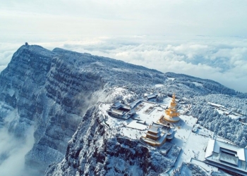 Winter fun at Mount Emei ice, snow and hot spring season