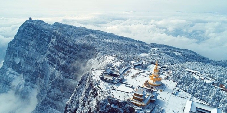 Winter fun at Mount Emei ice, snow and hot spring season