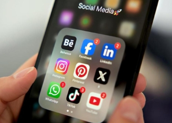 Experts recommend regular breaks from screens to reduce impact on mental health