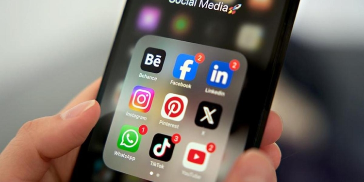 Experts recommend regular breaks from screens to reduce impact on mental health