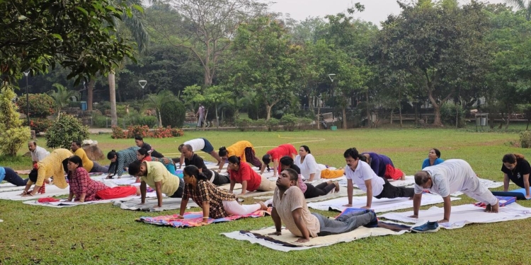 How do benefits of doing yoga in the morning differ from that in the evening