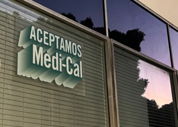 A sign printed on a window reads "Aceptamos Medi-Cal."