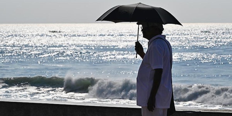 Scorching summer heat puts elderly at risk, doctors call for caution