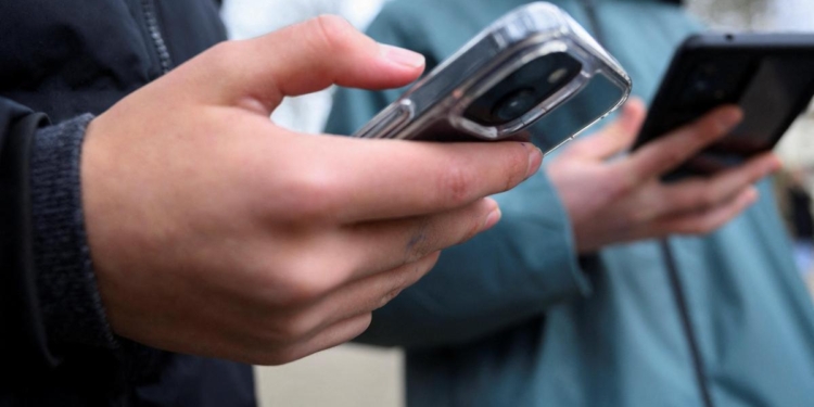 Under global spotlight, Australia plays hardball on social media ban