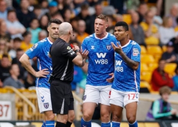 Sunderland's Ballard sent off for pulling Arokodare's hair in 1-1 draw at Wolves