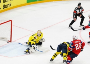 Ice hockey-Norway stun Sweden after 15 years to boost playoff hopes at World Championship