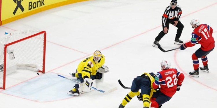 Ice hockey-Norway stun Sweden after 15 years to boost playoff hopes at World Championship