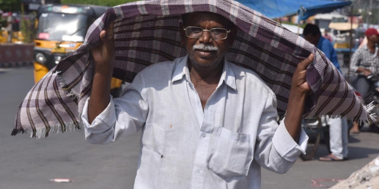 Heatwave alert in Nandyal, Kurnool till May 26; Collectors order water, ORS at public places