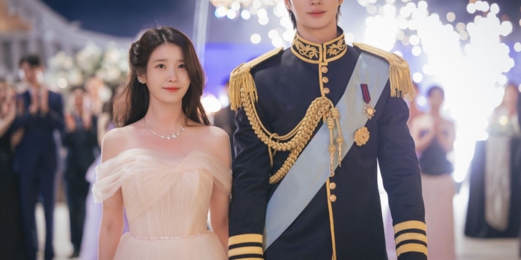IU, Byeon Woo Seok show