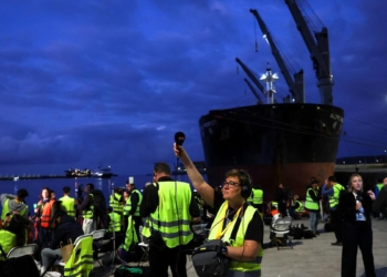 Passengers start disembarking from hantavirus-stricken cruise ship in Spain's Canary Islands