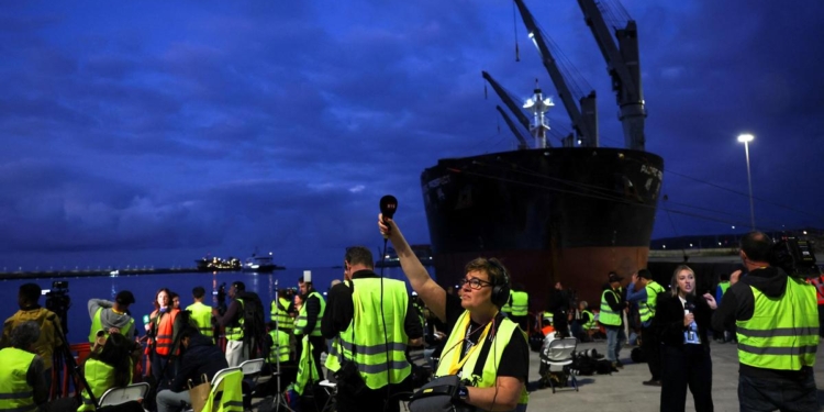 Passengers start disembarking from hantavirus-stricken cruise ship in Spain's Canary Islands