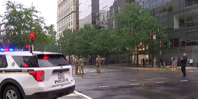 Secret Service kill man who opened fire outside of White House