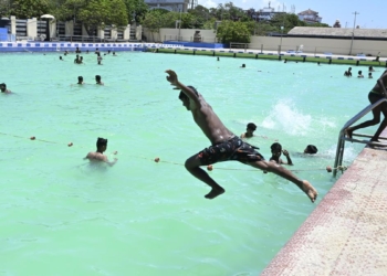 Swimming pools and eye health: how to protect your vision this summer