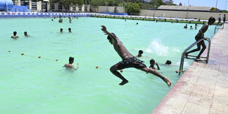 Swimming pools and eye health: how to protect your vision this summer