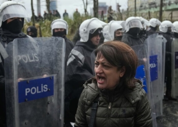 Turkish police fire tear gas, arrest hundreds at Istanbul May Day rallies