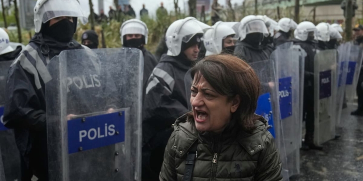 Turkish police fire tear gas, arrest hundreds at Istanbul May Day rallies