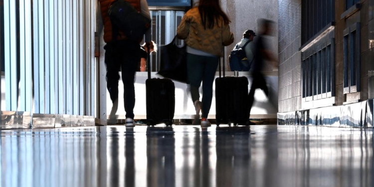 U.S. extends Ebola travel ban to Green Card holders