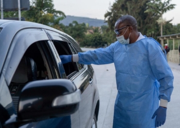 U.S. to screen for Ebola at airports, one American in Democratic Republic of Congo infected